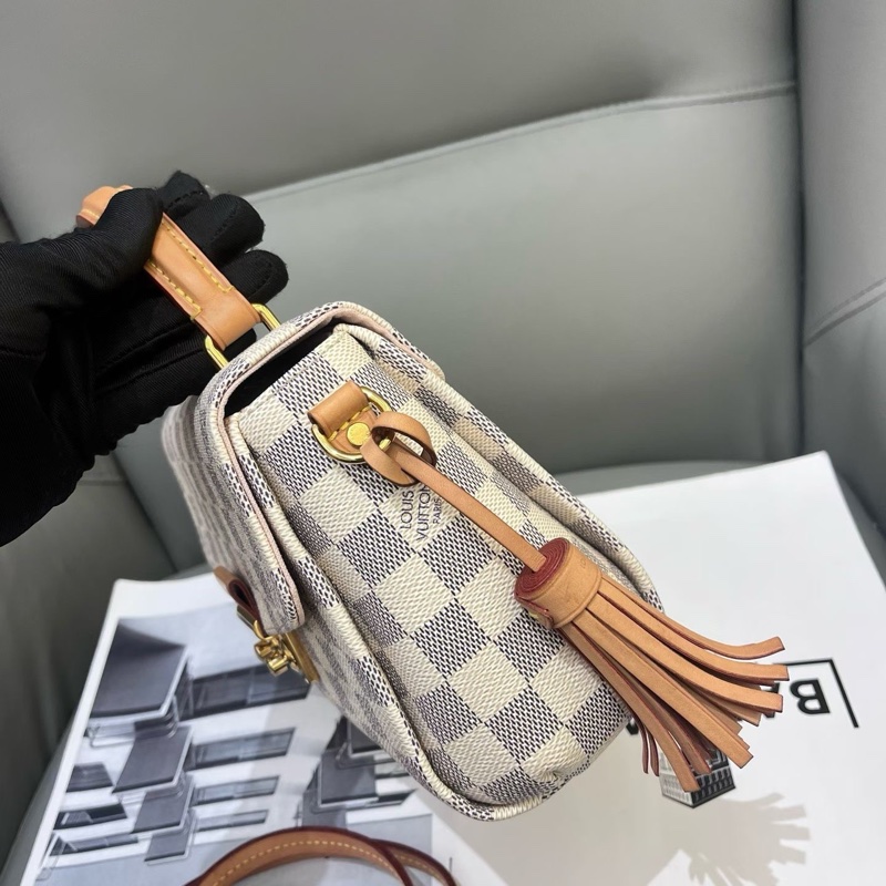 98新芯片款LV白棋盤格流蘇郵差包 23年-1