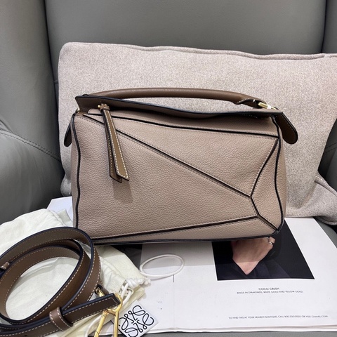 98新羅意威沙色Puzzle中號 20年  有塵袋 底長26 52