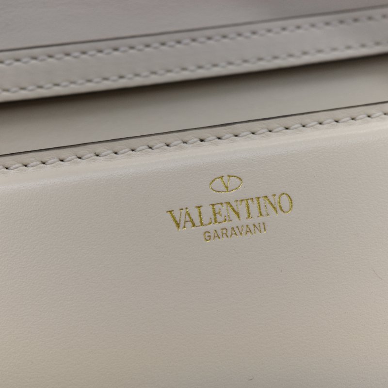 Valentino 范倫鐵諾 Locò 淺象牙白 金釦 小牛皮 鍊條 斜背包 肩背包-10