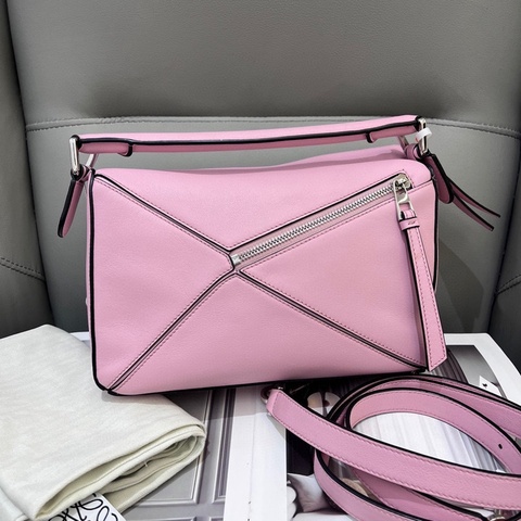 98新Loewe羅意威櫻花粉puzzle 底長25 52有塵袋