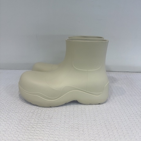 98新BV/葆蝶家米色橡膠靴雨雪靴 尺寸37碼