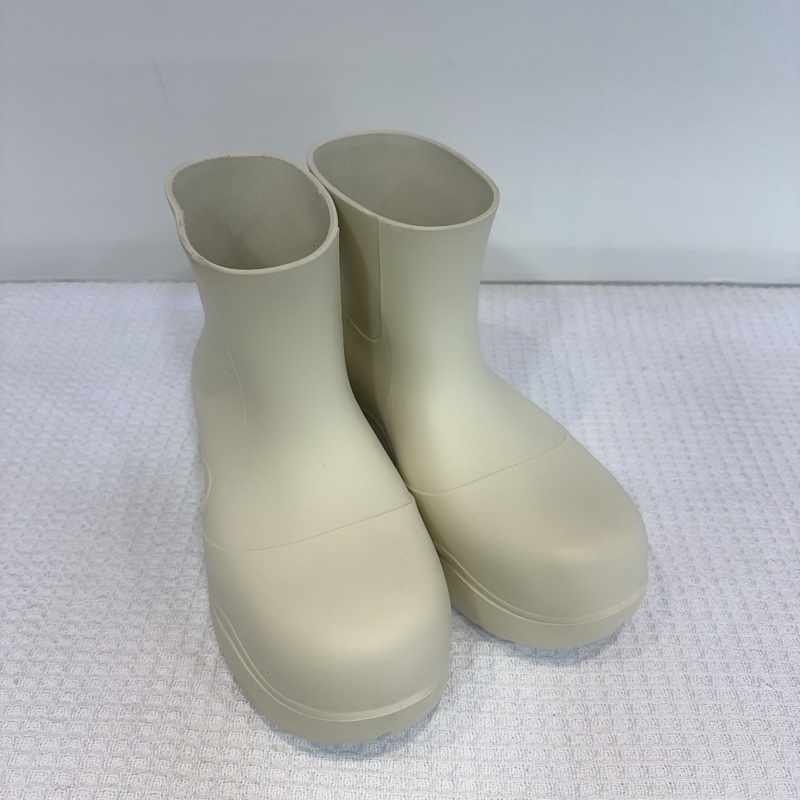 98新BV/葆蝶家米色橡膠靴雨雪靴 尺寸37碼-2