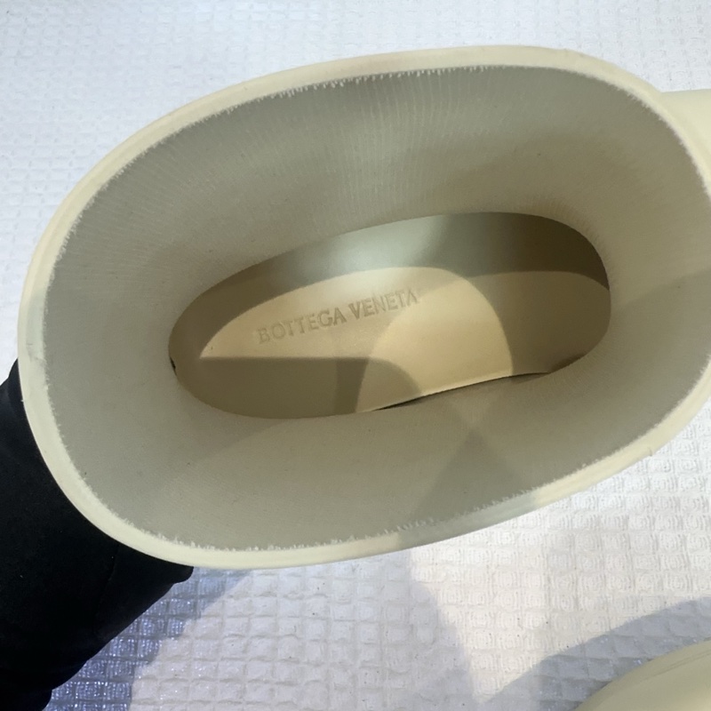 98新BV/葆蝶家米色橡膠靴雨雪靴 尺寸37碼-5