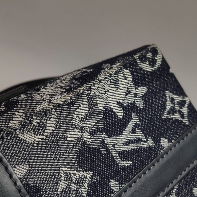 Louis Vuitton(LV)Trunk牛皮帆布花卉字母logo斜挎包-19