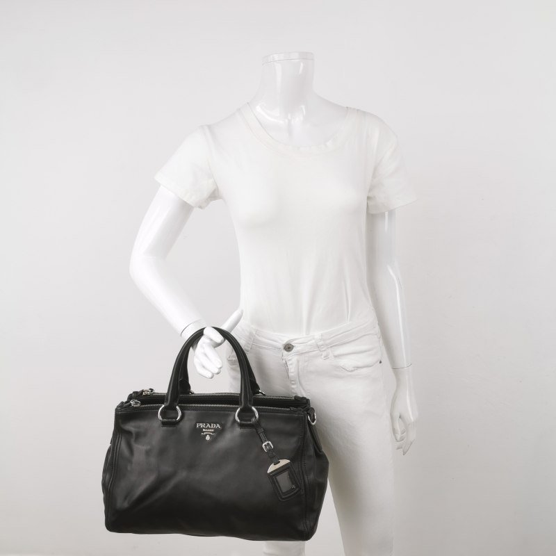 Prada 牛皮純色字母Logo手提包-1