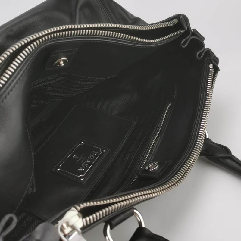 Prada 牛皮純色字母Logo手提包-6