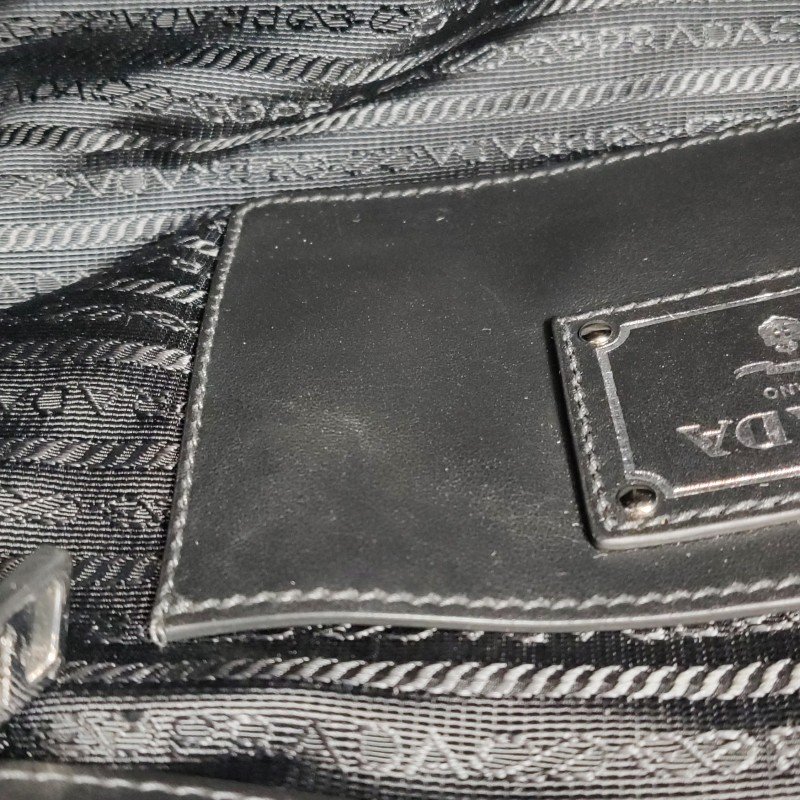 Prada 牛皮純色字母Logo手提包-8