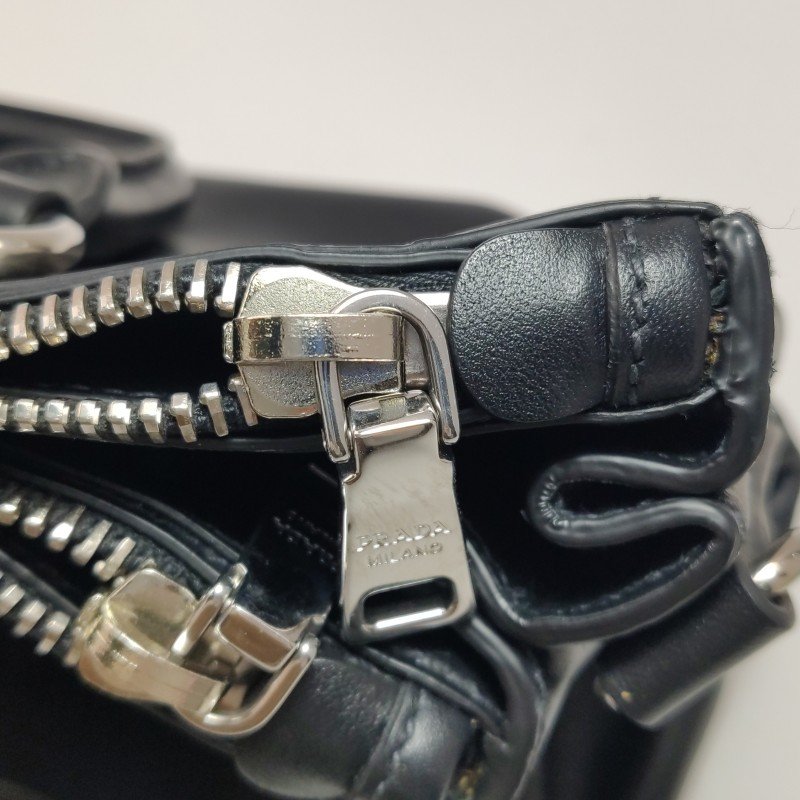 Prada 牛皮純色字母Logo手提包-10