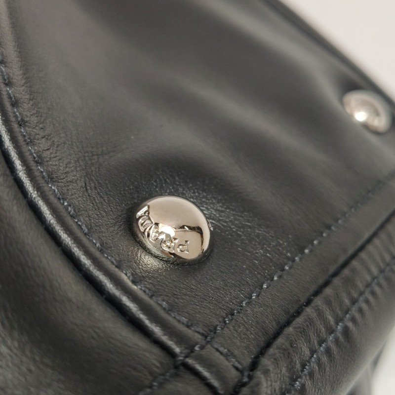 Prada 牛皮純色字母Logo手提包-11