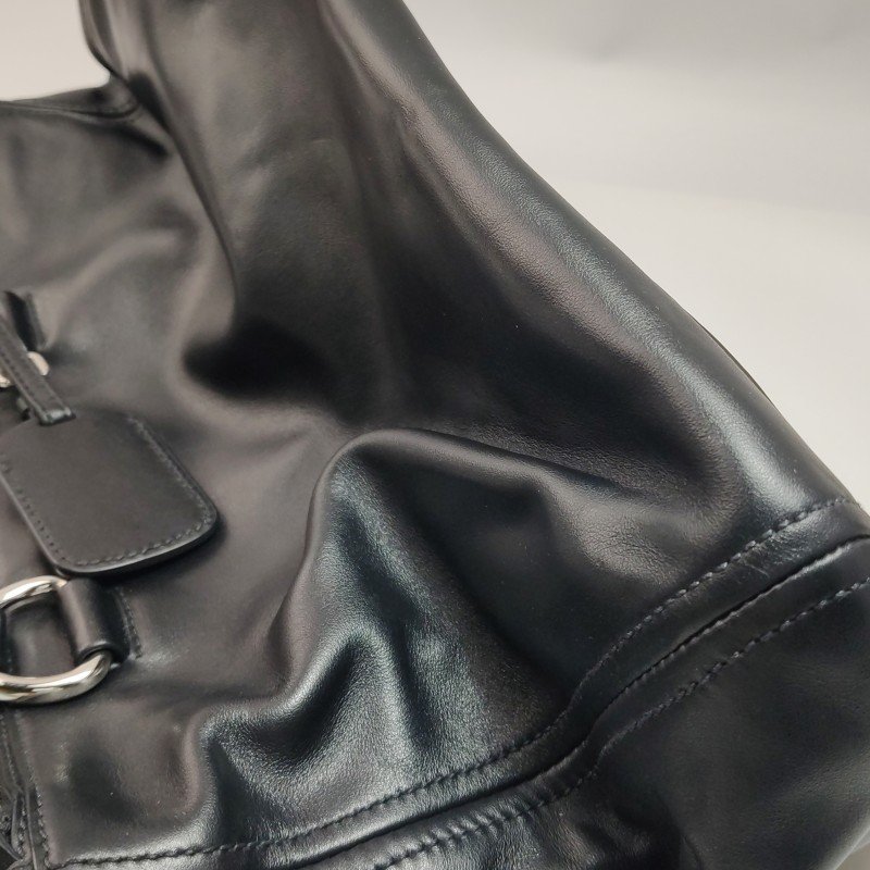 Prada 牛皮純色字母Logo手提包-16