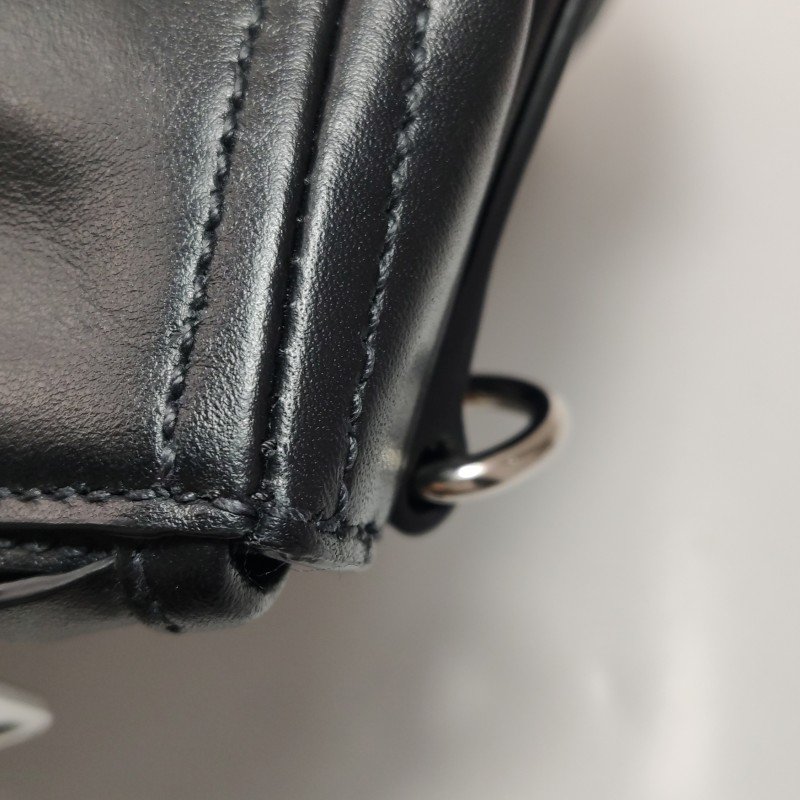 Prada 牛皮純色字母Logo手提包-17