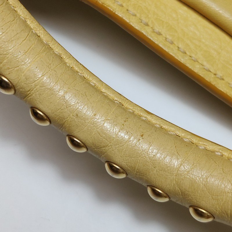 Miu Miu牛皮純色字母Logo鉚釘裝飾單肩包-9