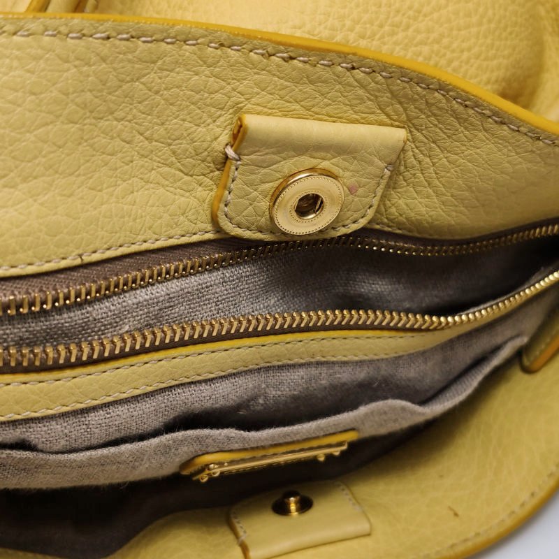 Miu Miu牛皮純色字母Logo鉚釘裝飾單肩包-12