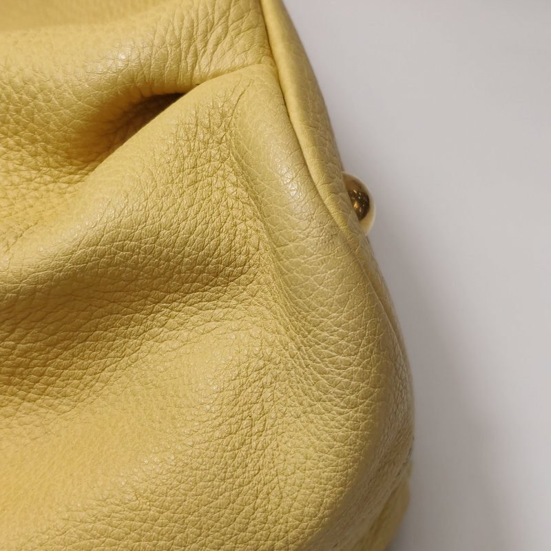 Miu Miu牛皮純色字母Logo鉚釘裝飾單肩包-15