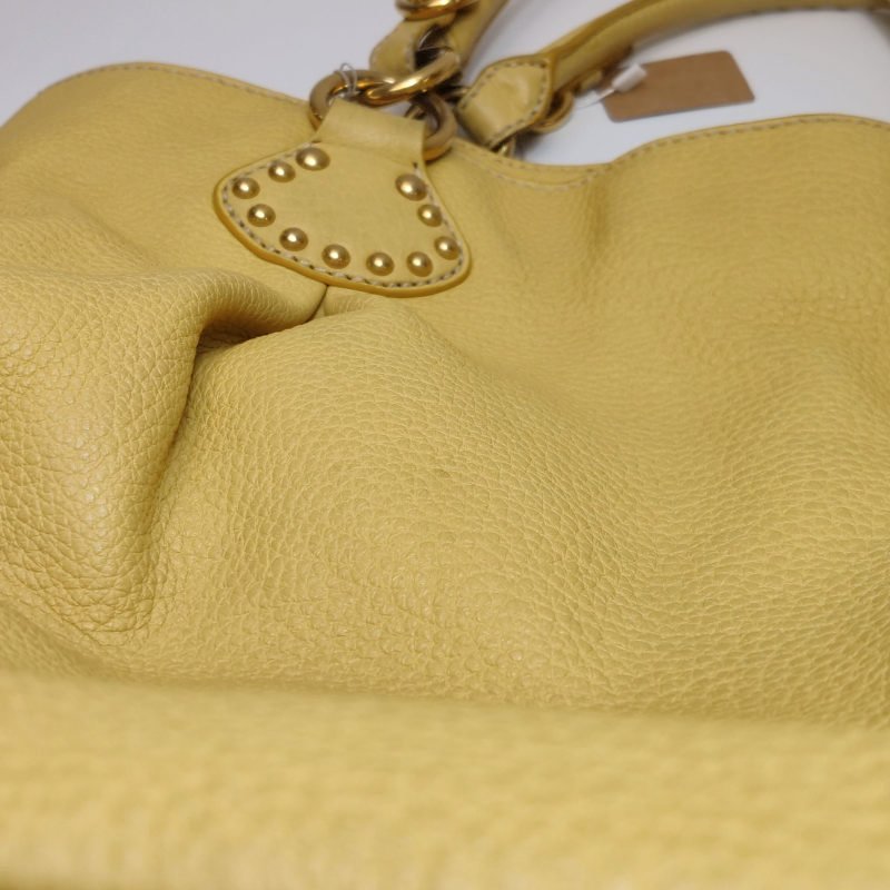 Miu Miu牛皮純色字母Logo鉚釘裝飾單肩包-16