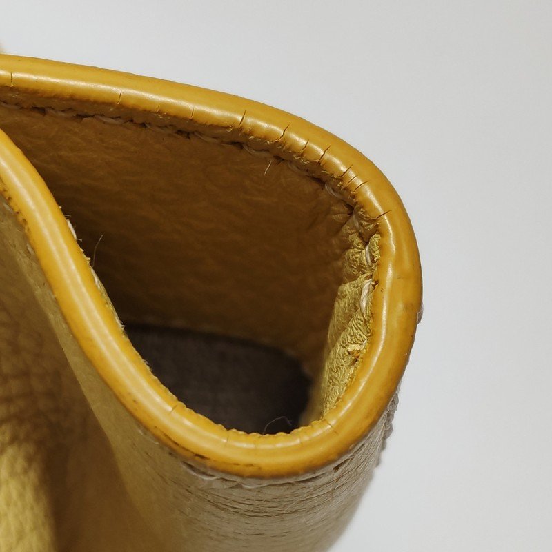 Miu Miu牛皮純色字母Logo鉚釘裝飾單肩包-18