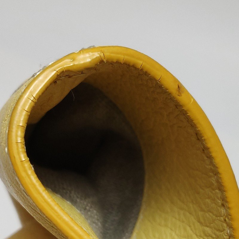 Miu Miu牛皮純色字母Logo鉚釘裝飾單肩包-19