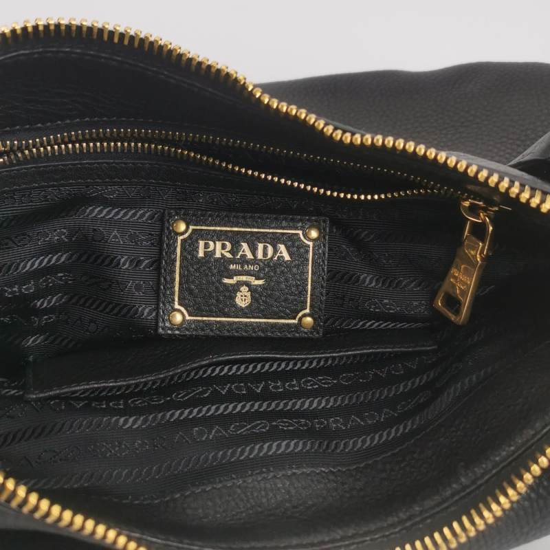 Prada牛皮純色字母Logo單肩包-7