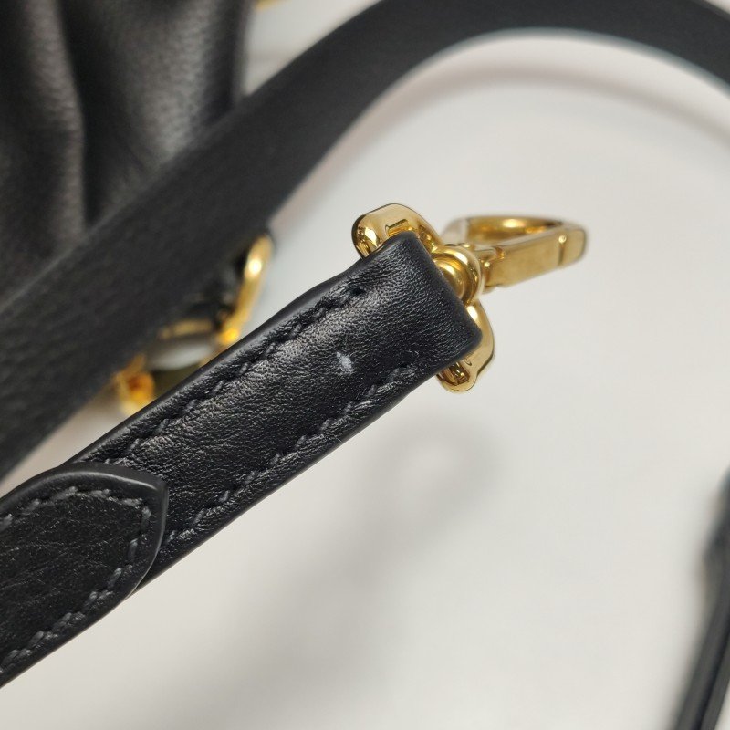 Prada牛皮純色字母Logo單肩包-9