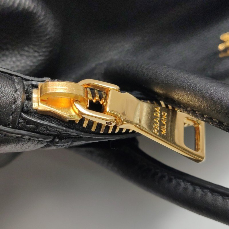 Prada牛皮純色字母Logo單肩包-10