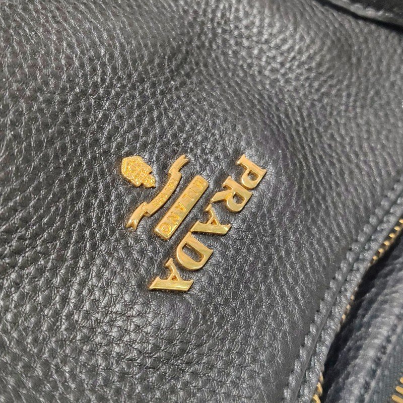 Prada牛皮純色字母Logo單肩包-11