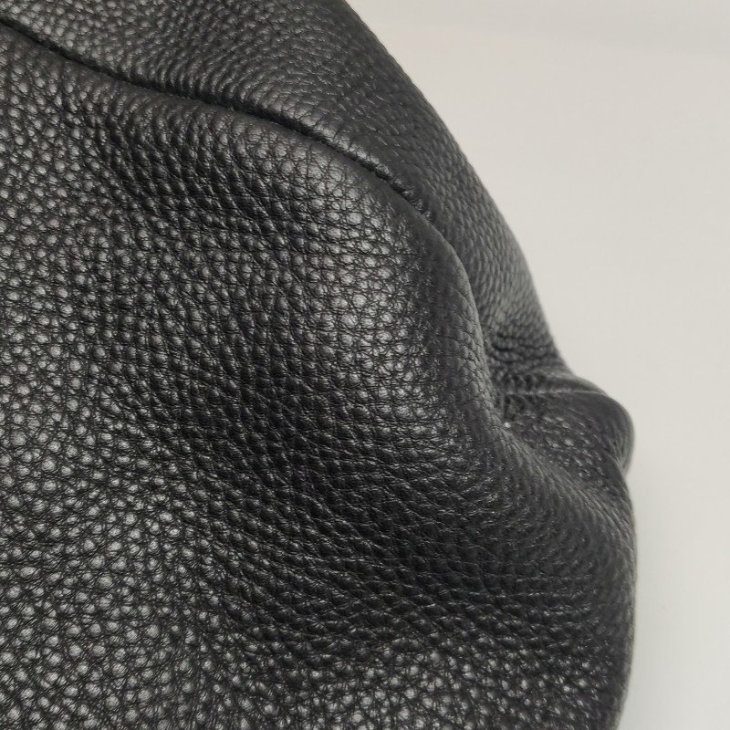 Prada牛皮純色字母Logo單肩包-17