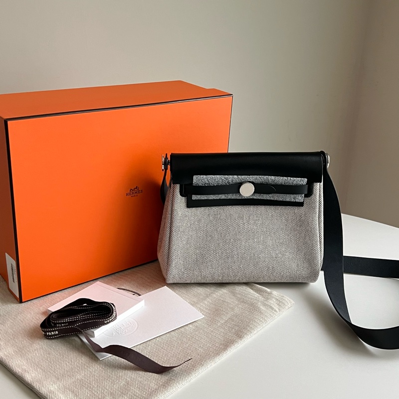 全新全配👜Hermes Mini herbag 斜背包 熊貓配色 銀扣(石板灰)K刻-0