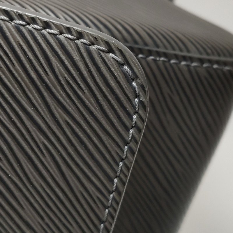 Louis Vuitton(LV)Twist中號牛皮水波紋LV旋轉鎖扣斜挎包單肩包-15