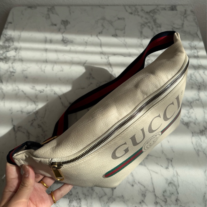 Gucci白皮革胸口包-1