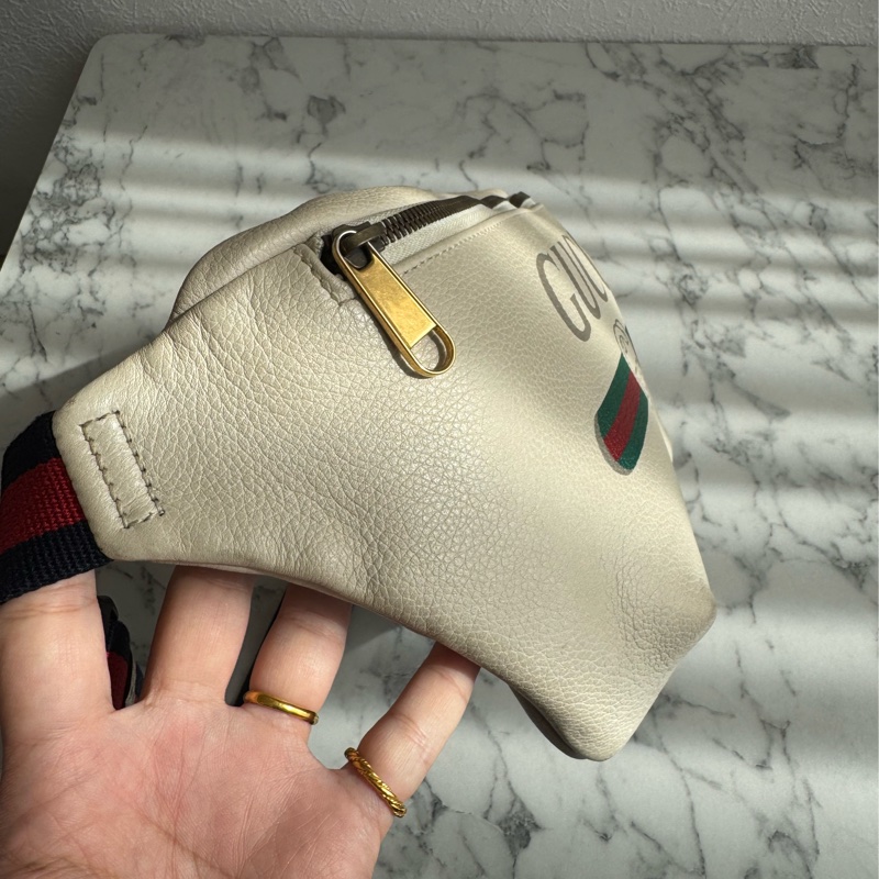 Gucci白皮革胸口包-2
