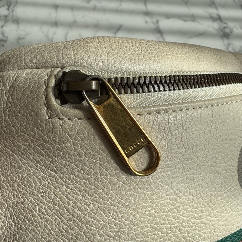 Gucci白皮革胸口包-10