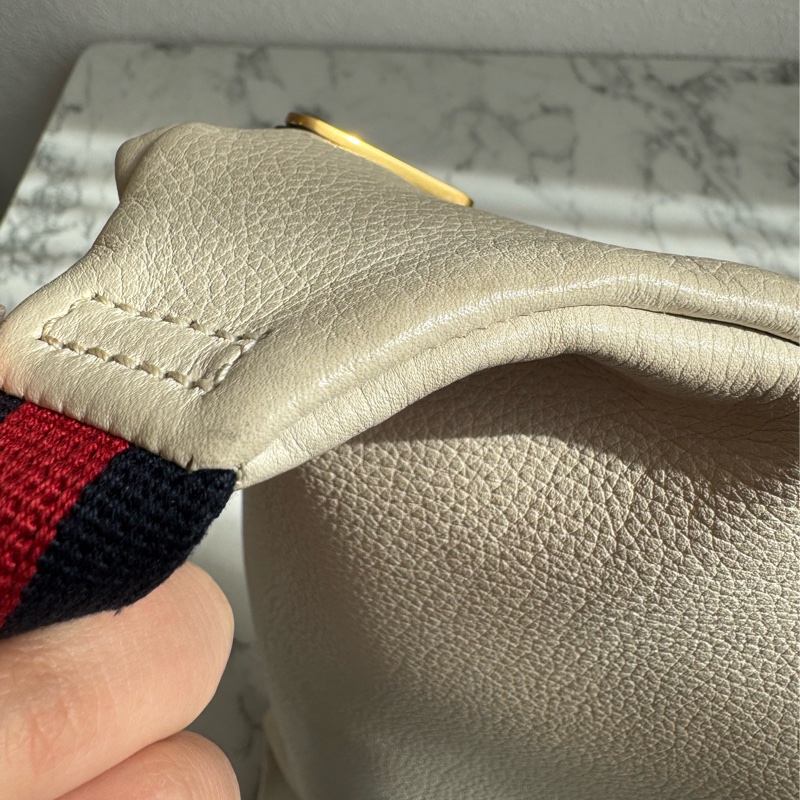 Gucci白皮革胸口包-15