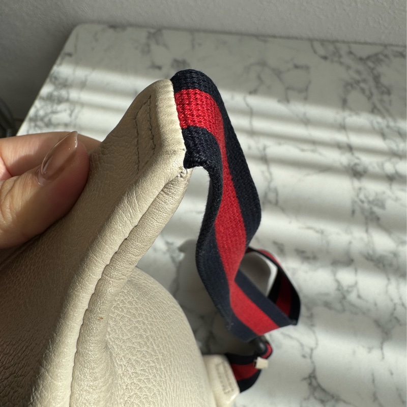 Gucci白皮革胸口包-16