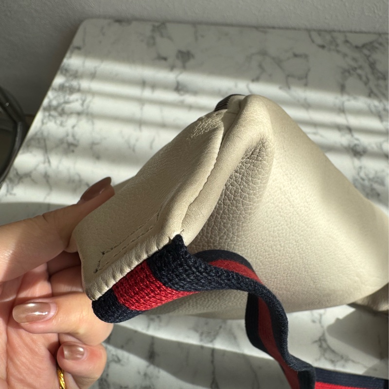 Gucci白皮革胸口包-17