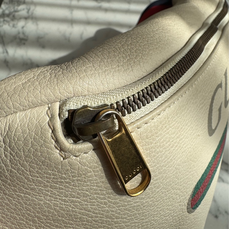 Gucci白皮革胸口包-18