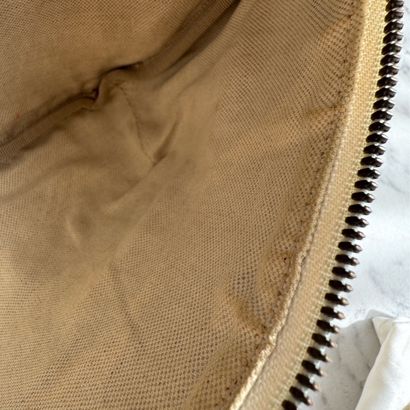 Gucci白皮革胸口包-22