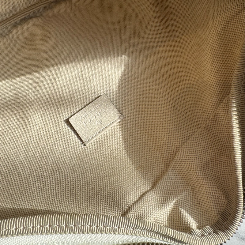 Gucci白皮革胸口包-25