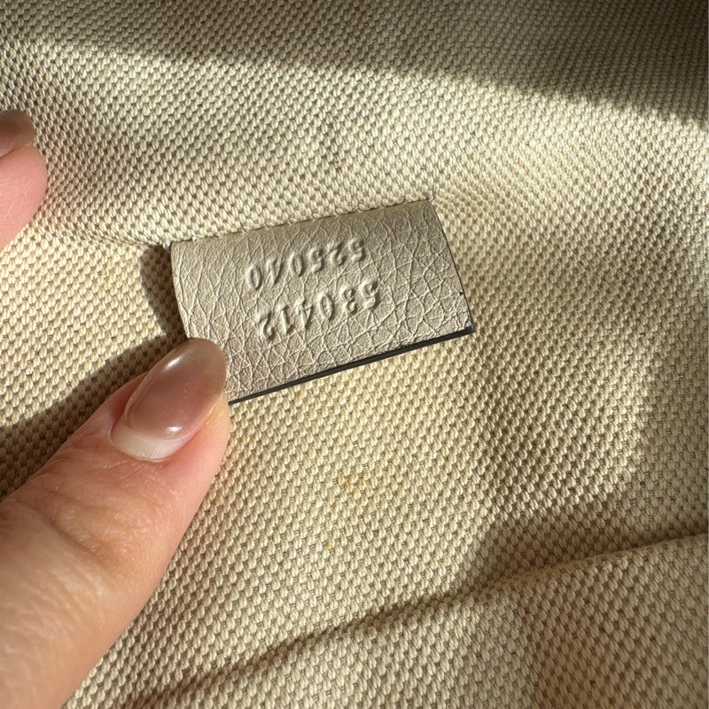 Gucci白皮革胸口包-26