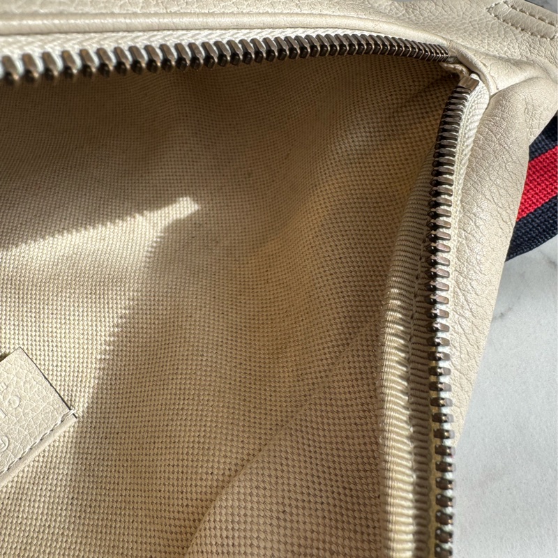 Gucci白皮革胸口包-27