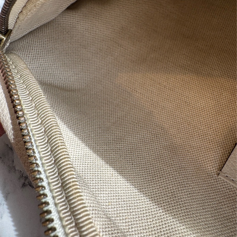 Gucci白皮革胸口包-28