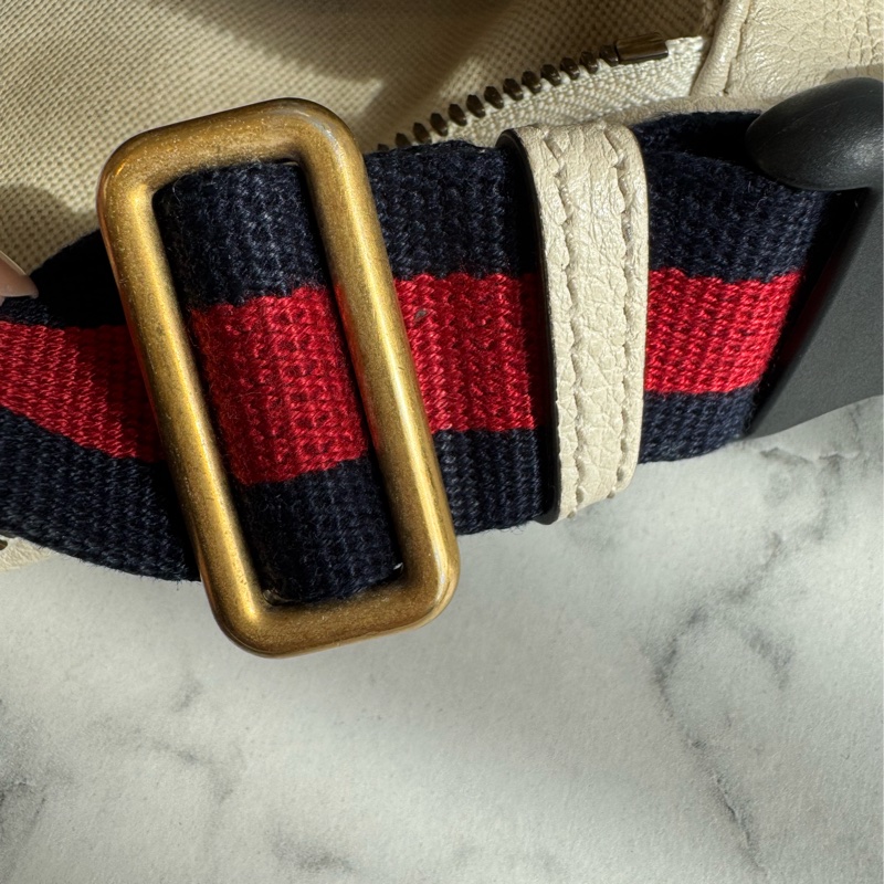 Gucci白皮革胸口包-32