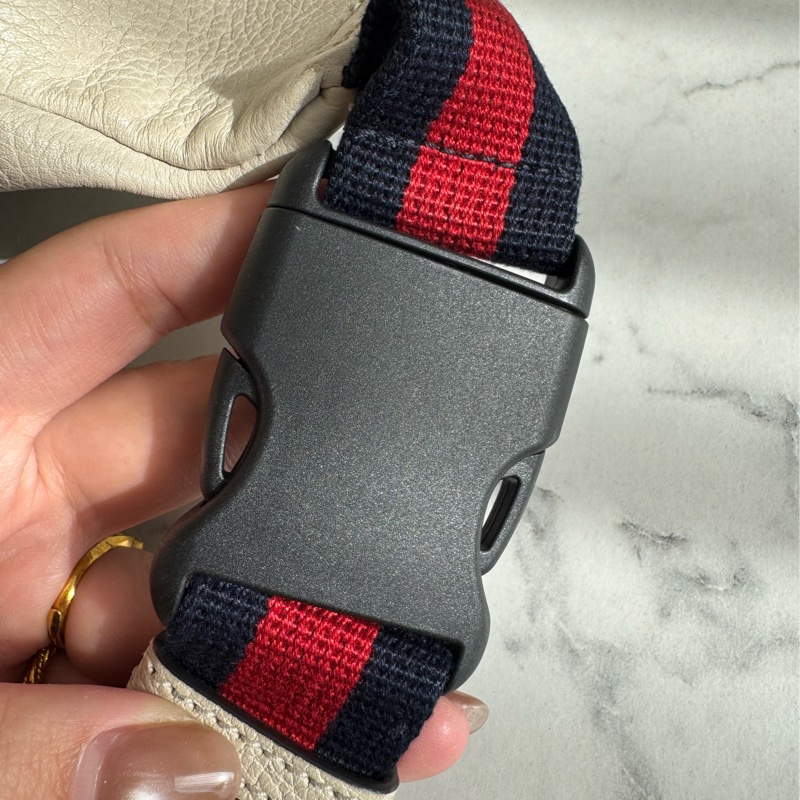 Gucci白皮革胸口包-33