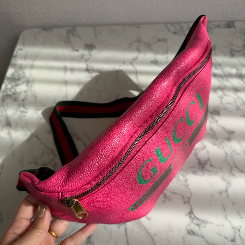 Gucci粉紅皮革胸口包-1