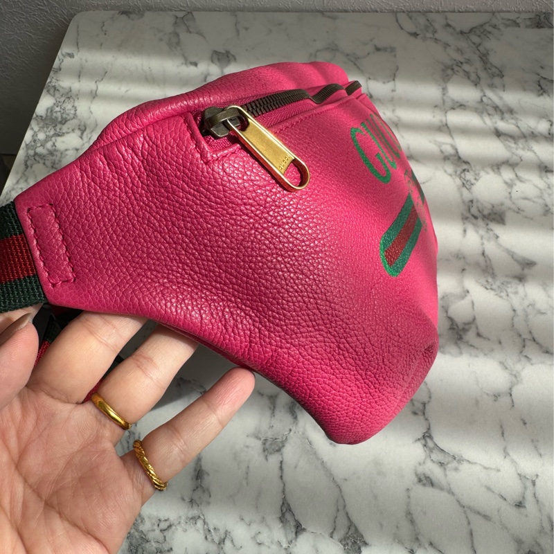 Gucci粉紅皮革胸口包-2