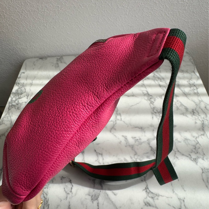 Gucci粉紅皮革胸口包-4