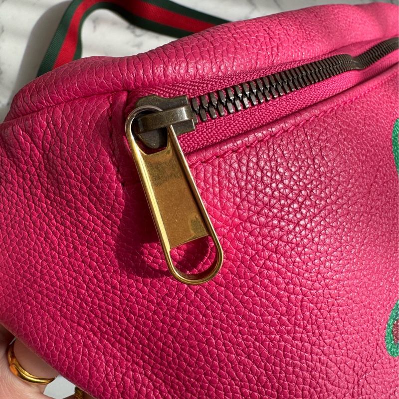 Gucci粉紅皮革胸口包-6