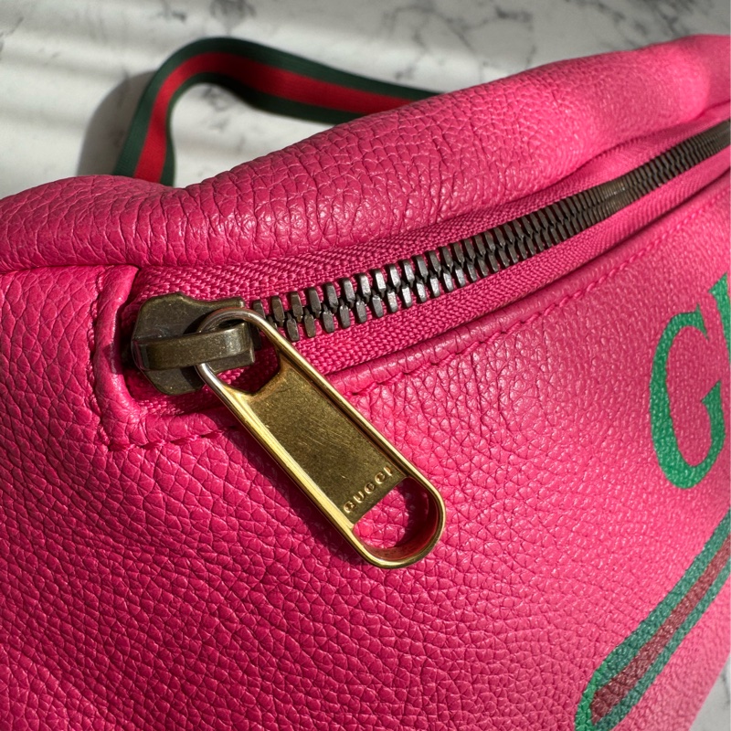 Gucci粉紅皮革胸口包-7