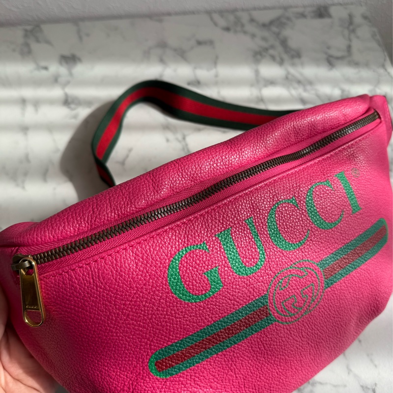 Gucci粉紅皮革胸口包-8