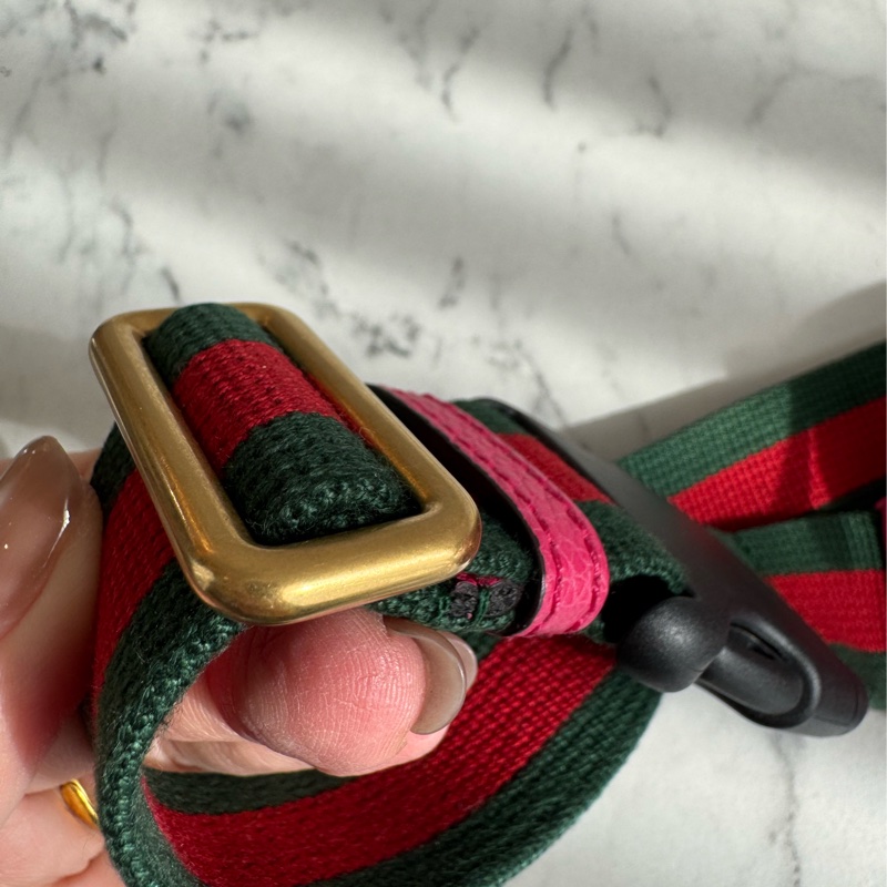 Gucci粉紅皮革胸口包-11