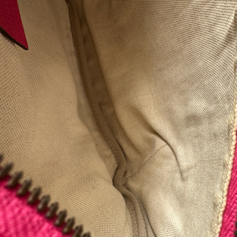 Gucci粉紅皮革胸口包-15